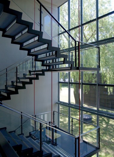 Интерьр датского дома - лестница и большие окна