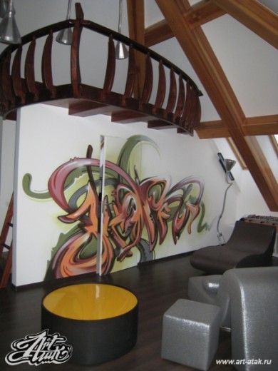 Граффити на стене в дизайне интерьера