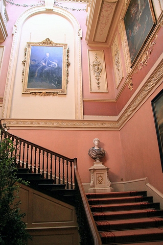 Лестница украшенная портретами