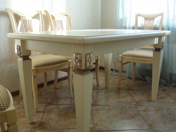 столик с резным декором