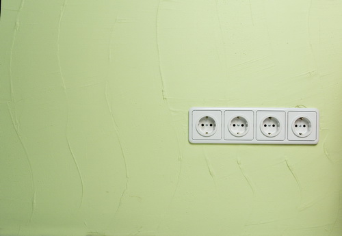 Розетки электрические на зеленой стене