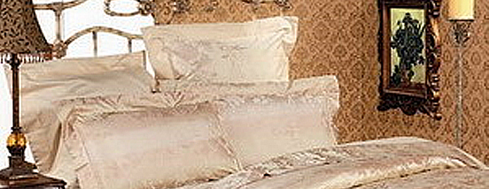 Шелковое постельное белье в итерьере спальни