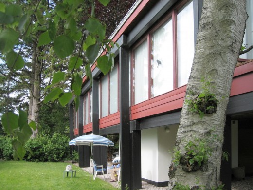Двух-этажный дачный дом с лужайкой в датском стиле
