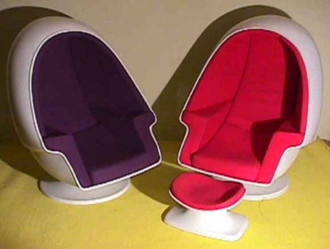 Кресла в форме яйца и подставки для ног