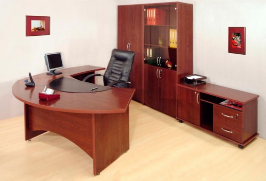 Офисная мебель - стол и шкаф