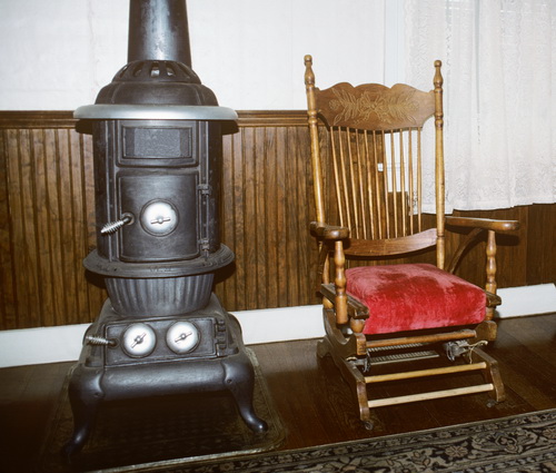 Старинный стул с бархатной обивкой