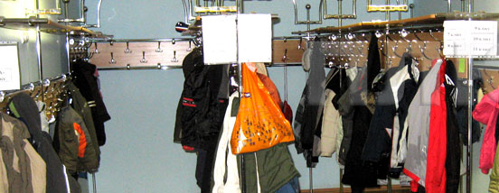 Вешалки металлические – организация гардероба в офисе